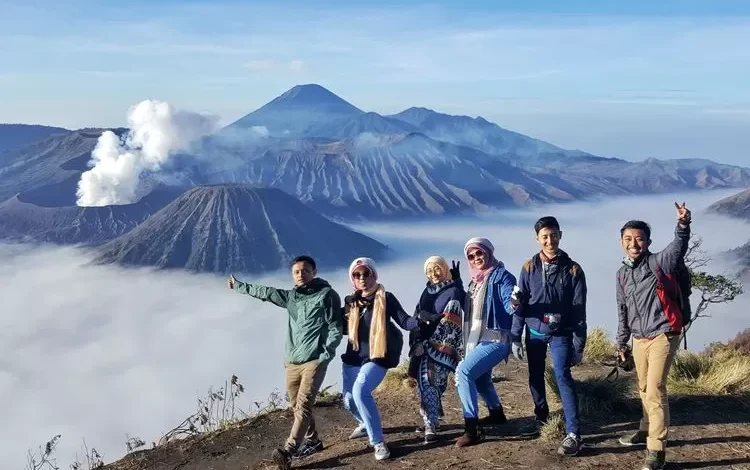 Petualangan Tak Terlupakan ke Gunung Bromo, Keindahan Alam di Atas Awan