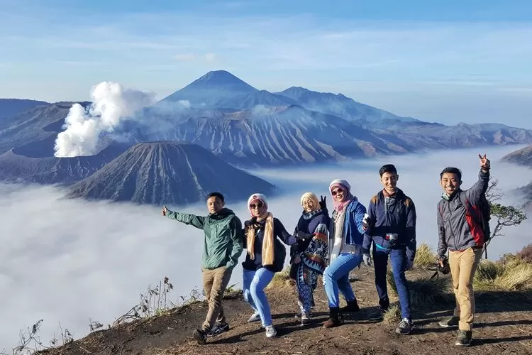 Petualangan Tak Terlupakan ke Gunung Bromo, Keindahan Alam di Atas Awan